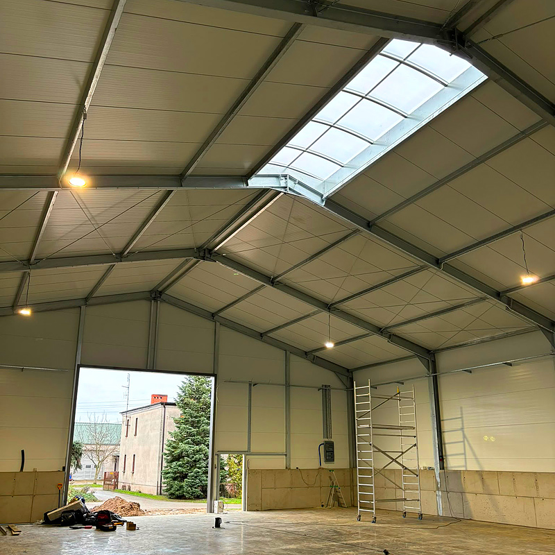 Montaż instalacji elektrycznej w powstającej hali rolniczej
